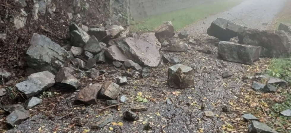 Massi e rami piombano sulla strada: il maltempo provoca uno smottamento