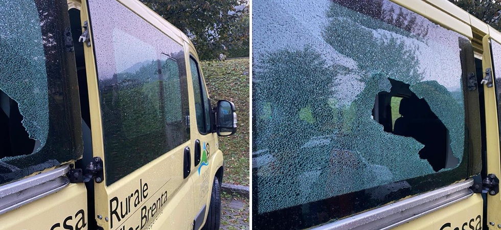 Sfondano il vetro e distruggono il portellone del pullmino della società calcistica