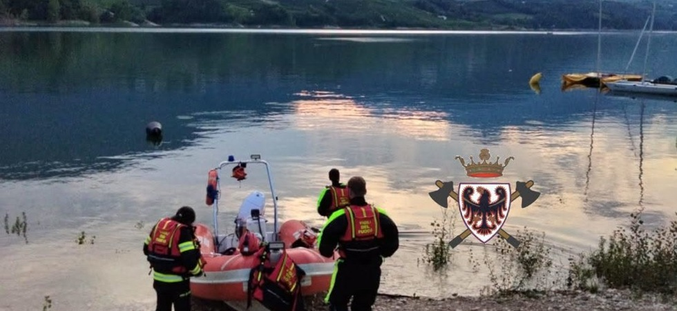 Resta bloccato con la barca in mezzo al lago e non ha i remi: due corpi dei vigili del fuoco al lavoro per riportarlo a riva