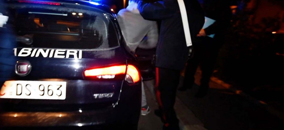 Prima ruba al supermercato, poi si scaglia contro i carabinieri intervenuti: arrestato un uomo
