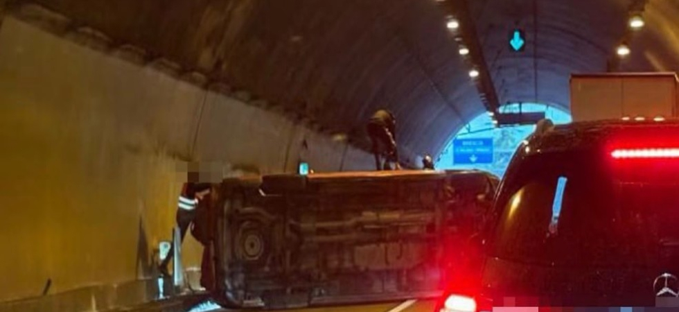 Incidente fra mezzi pesanti in galleria, un furgone si ribalta: traffico in tilt con lunghe code e rallentamenti