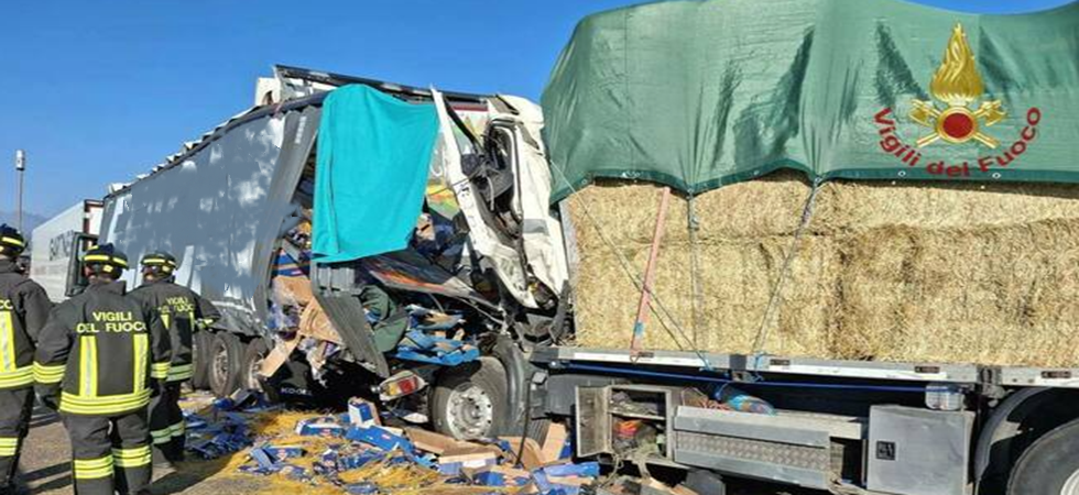 Non frenano in tempo, tragedia in Autostrada: maxi tamponamento a catena tra quattro autoarticolati, morto un camionista