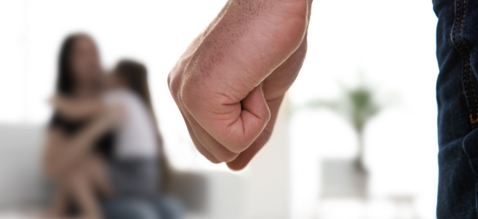 Maltrattamenti, lesioni e violenza sessuale contro la moglie davanti alla figlia minorenne: arrestato un uomo