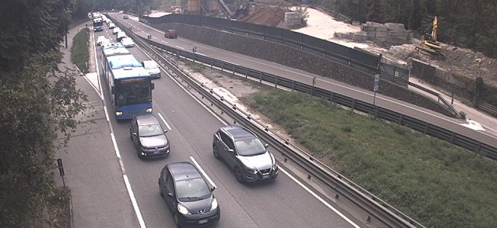 Tamponamento tra due mezzi a gpl all'interno della galleria dei Crozi: chiuso il tunnel, traffico in tilt sulla Valsugana