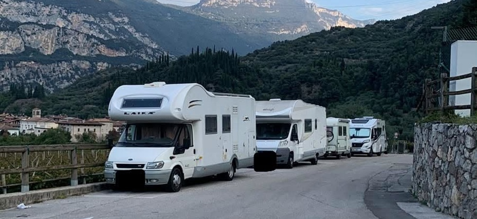 "Decine di camper parcheggiati ovunque: serve un'area di rimessaggio dedicata"