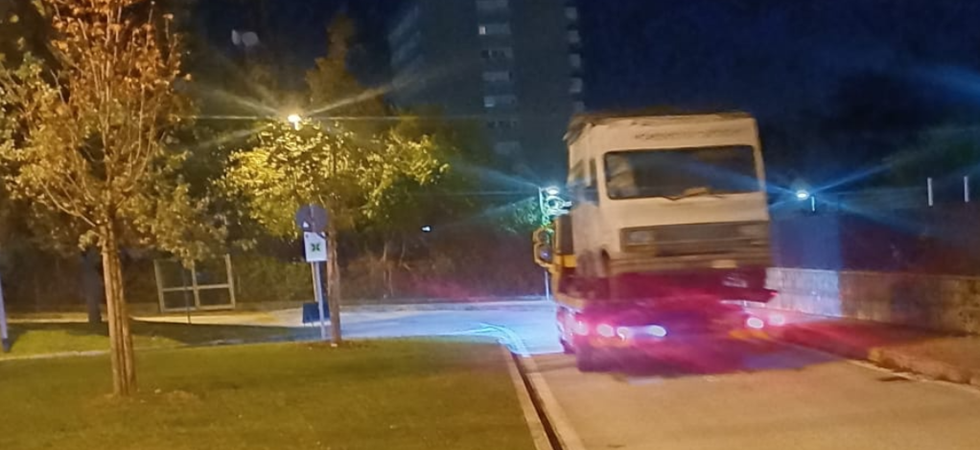 Senza motore ma ancora assicurato, finalmente rimosso un camper fermo davanti alla stazione