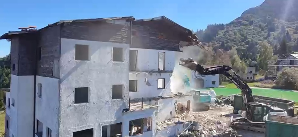 Ruspe al lavoro per demolire il rudere della Capanna Palon e un hotel diventa staff-house per la carenza abitativa