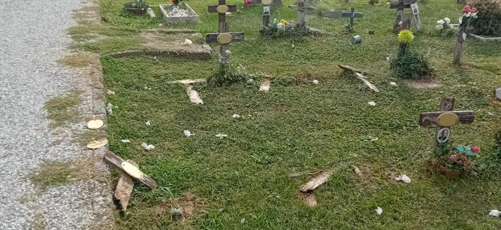 Grave atto vandalico'', nella notte abbattute e spezzate alcune croci nel cimitero: Presenteremo formale denuncia''