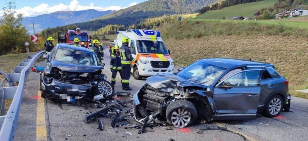 Violentissimo scontro frontale tra due auto, in azione i soccorsi: cinque persone ferite, una è grave