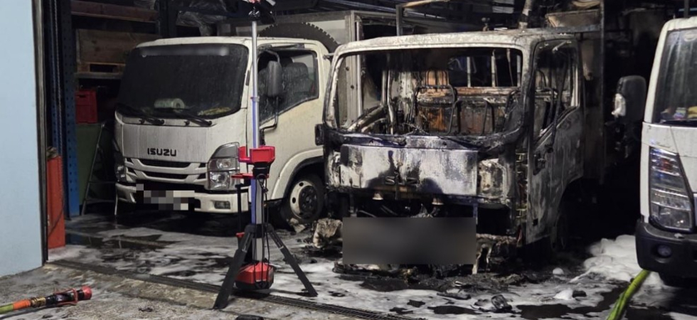 Fiamme e fumo nella rimessa, autocarro divorato e distrutto da un rogo