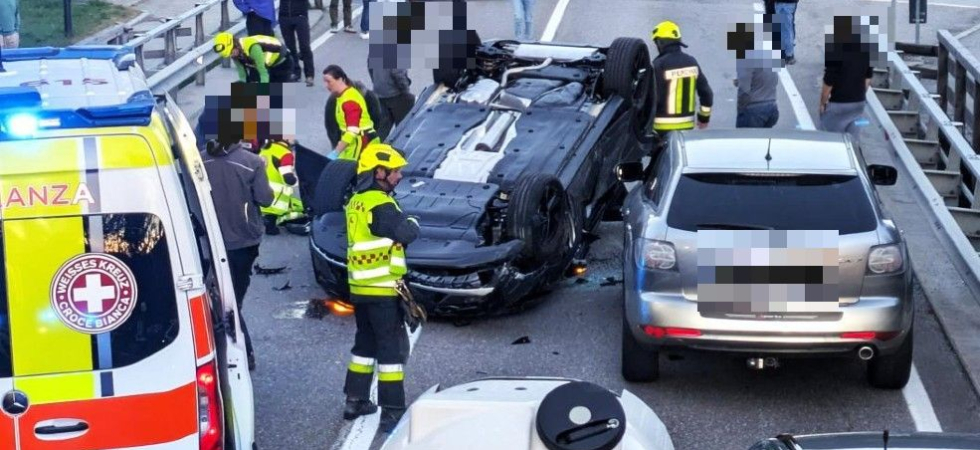Perde il controllo dell'auto che finisce contro il guardrail e si ribalta centrando un altro veicolo