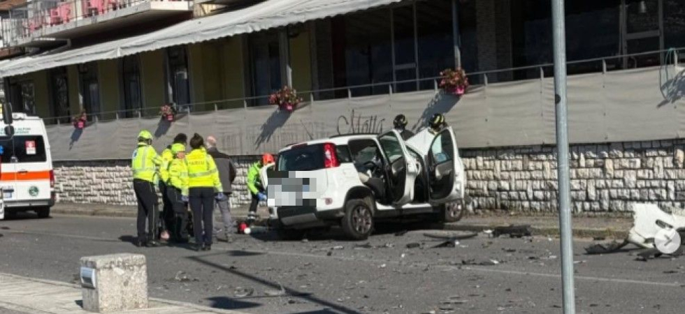 Tragedia della strada, violento schianto auto-camion in paese: vano l'intervento dei soccorsi, morto un uomo