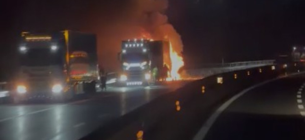 Paura in autostrada, camion in fiamme lungo l'A22: in azione i vigili del fuoco e traffico completamente bloccato