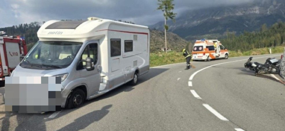 Violento scontro moto-camper: in azione i vigili del fuoco e i soccorsi