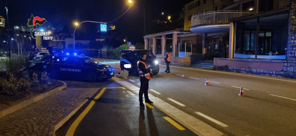 In macchina con un chilo di droga e un coltello, vengono fermati dai carabinieri: madre e figlio arrestati