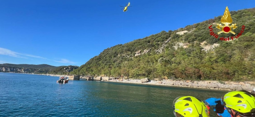 Cade per alcuni metri tra le rocce e resta ferito: mobilitazione dei soccorsi via mare e via terra