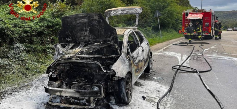 Paura sulla strada, fumo dal portaoggetti e l'auto va a fuoco