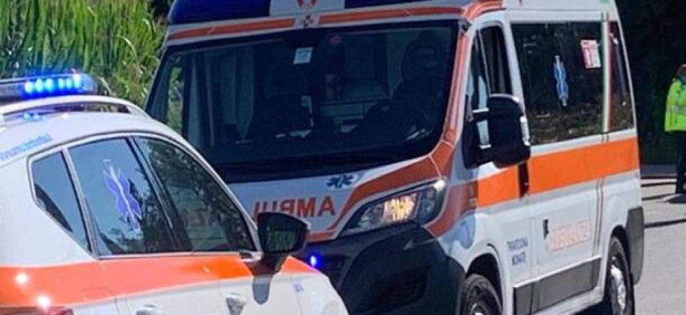 Investita da un'auto mentre attraversa la strada, in azione i soccorsi
