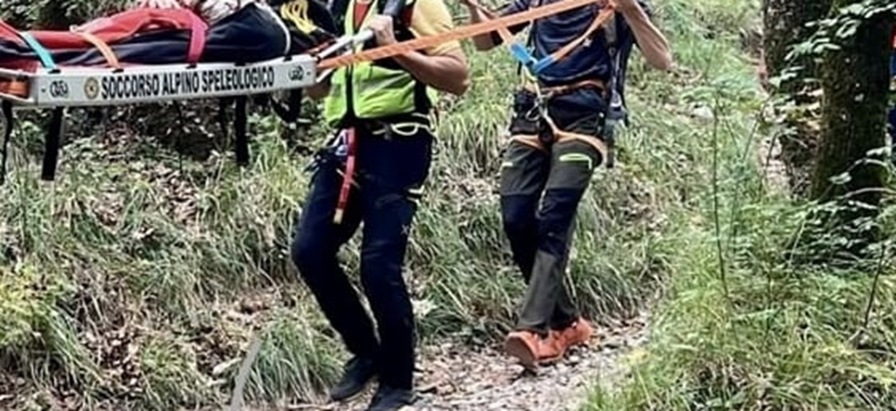 Cade e sbatte violentemente la testa, paura per un'escursionista di 82 anni: soccorsi in azione