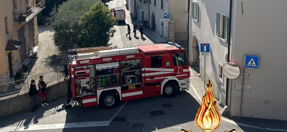 Il boato e l'esplosione in una palazzina scuote il paese: evacuate svariate famiglie e attivi i vigili del fuoco