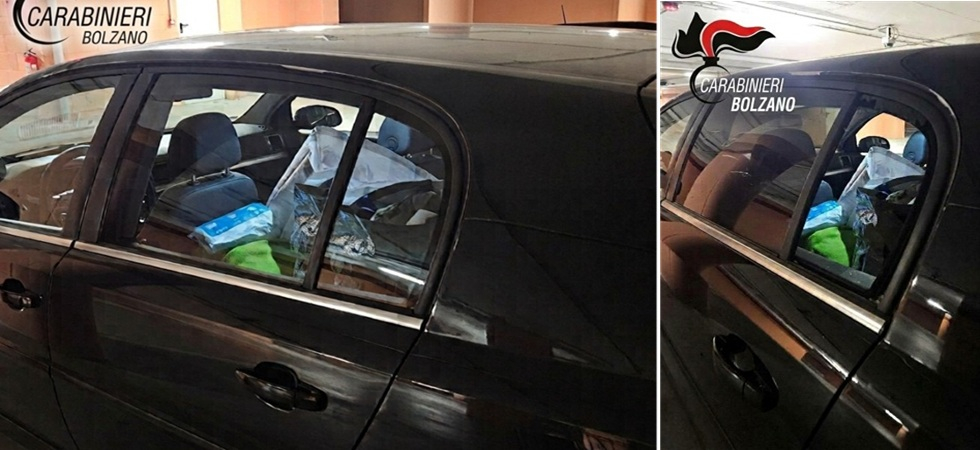 Spaccano il vetro dell'auto per cercare qualcosa da rubare ma non si accorgono della dashcam all'interno