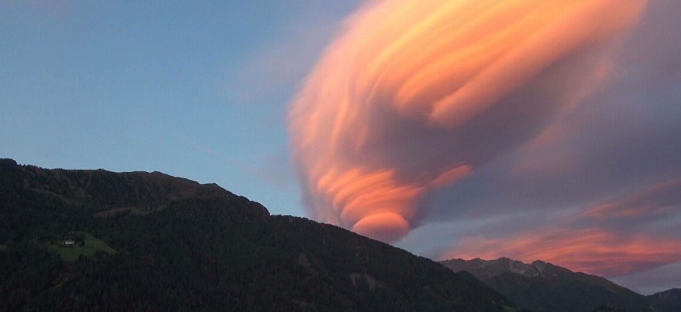 Spettacolari formazioni nel cielo: ecco cosa sono le nubi lenticolari (e come si formano)