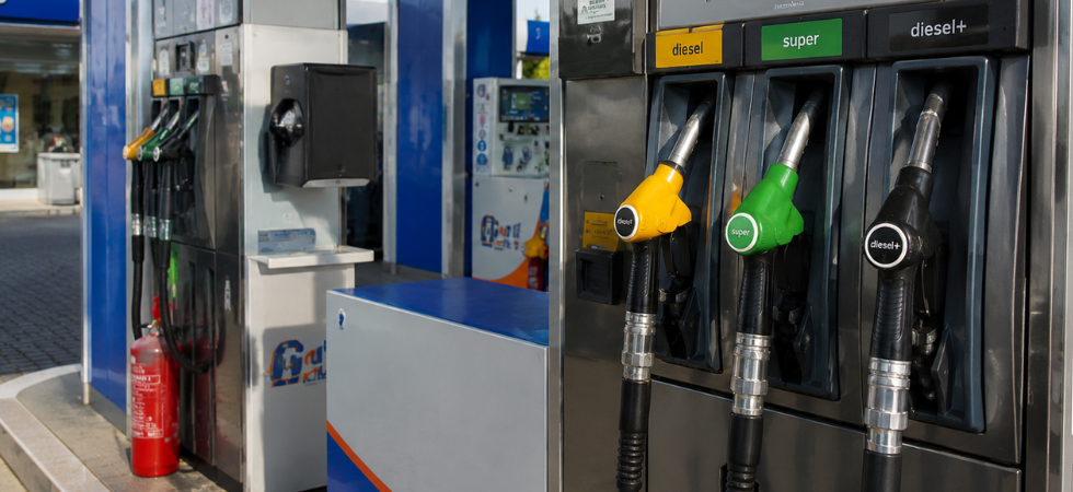 Caro carburanti, tetto ai prezzi alle pompe ma a ottobre rincari per oltre 1 miliardo rispetto al 2025: i dati