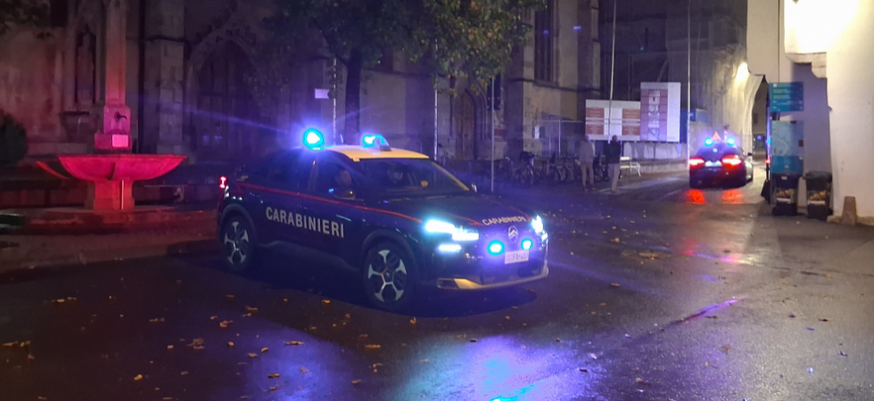 Si trovano un ladro in camera da letto e riescono a fargli una foto