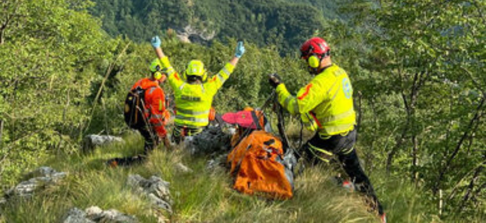 Giovane cacciatore infortunato in montagna: elicottero di soccorso in azione