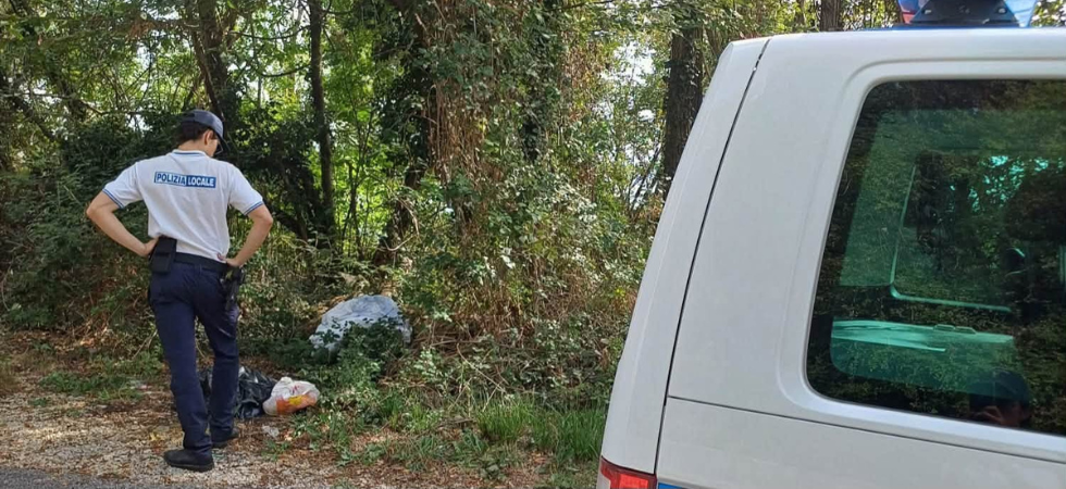 Abbandona sacchi di rifiuti lungo le sponde del torrente, ma non sfugge alle indagini della polizia
