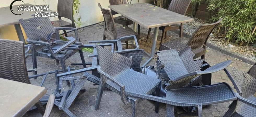 Molesta due donne, poi se la prende con la barista che si rifiuta di servirgli altri alcolici