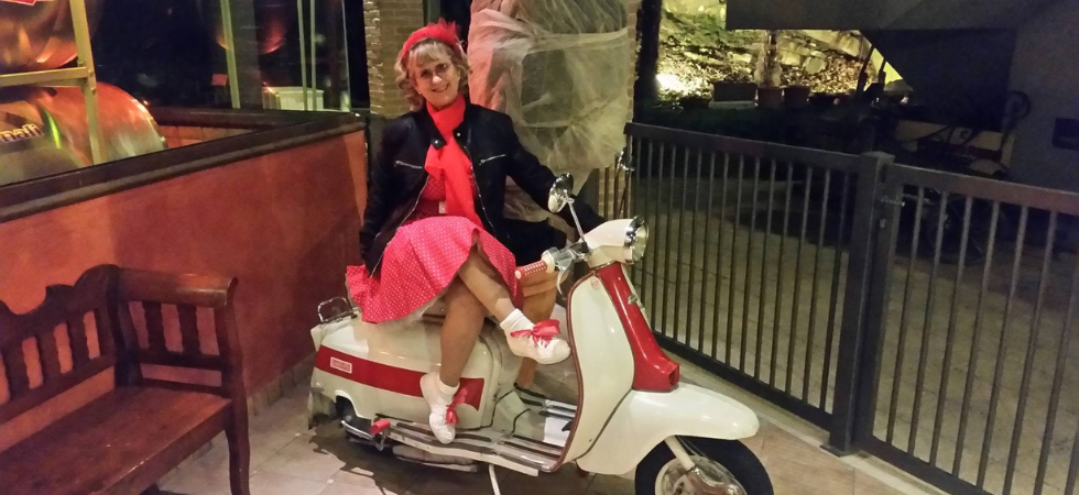 Muore in Cina durante il giro del mondo in Vespa, addio a Sandra Paola Carozzi