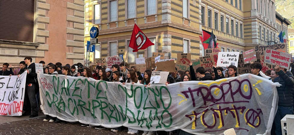 Scuola e carovita, a Trento centinaia di persone in piazza