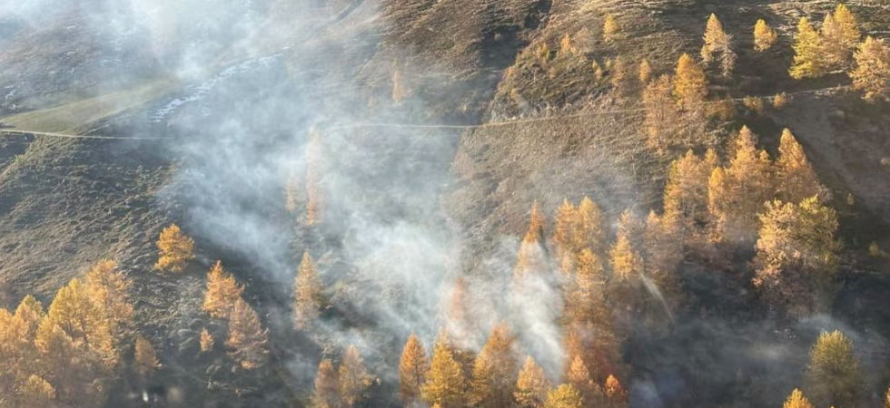 Le fiamme distruggono un ettaro e mezzo di bosco: elicottero in azione e malghe evacuate