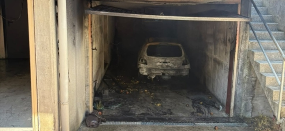 Auto in fiamme nel garage, il fumo invade il condominio: cinque persone in ospedale, salvato anche un disabile