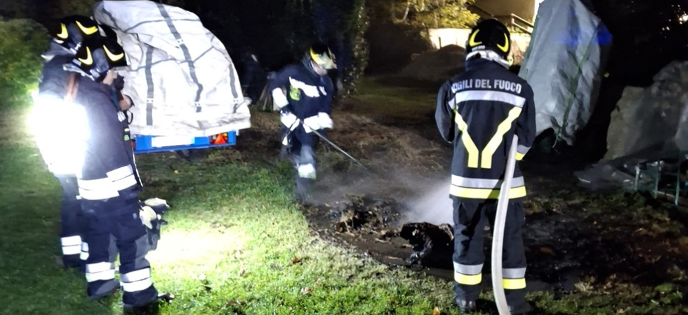 Il fumo e le fiamme in un giardino: intervento dei vigili del fuoco per un incendio ramaglie