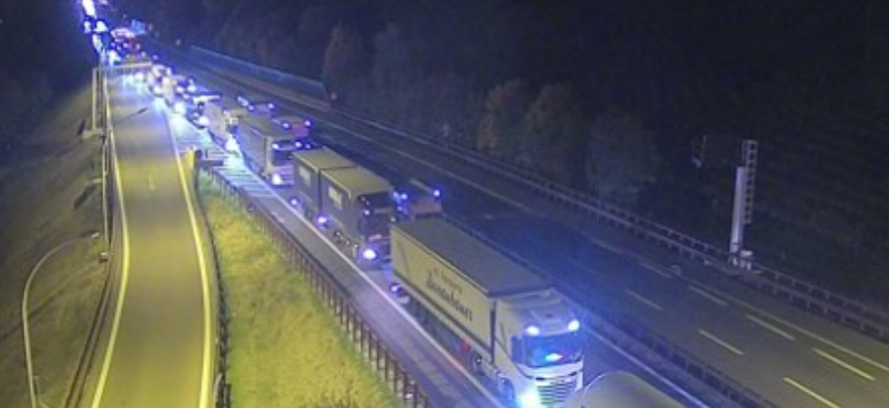 Camion con gru danneggia una galleria sull'A22: autostrada chiusa in direzione nord