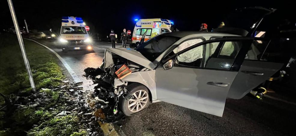 Spaventoso schianto tra due auto: una macchina finisce in campagna