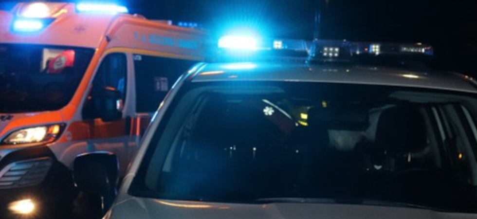 Violento scontro tra auto e scooter, donna sbalzata sull’asfalto