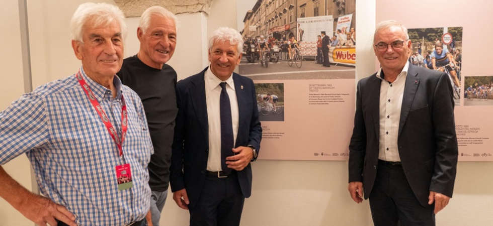 I grandi campioni del ciclismo Hinault e Moser "si guardano" nella mostra a palazzo Trentini di Remo Mosna