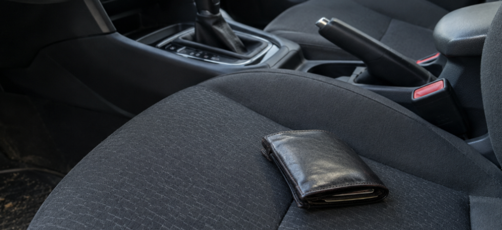 Ruba un portafoglio da un'auto in sosta, ma viene beccato'' in tempo record: ecco come si è tradito