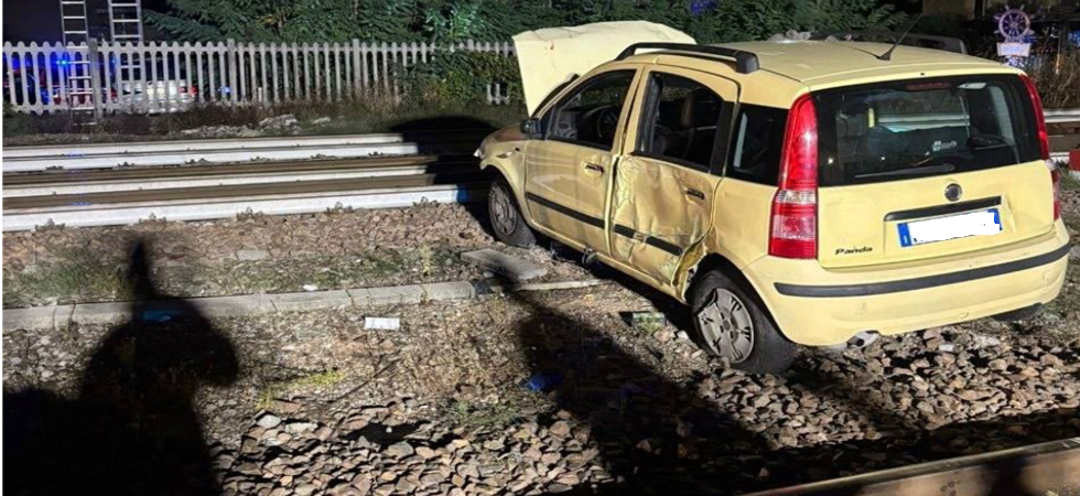 Paura nella notte, un uomo sfonda con la Panda le barriere di protezione della ferrovia e finisce in mezzo ai binari