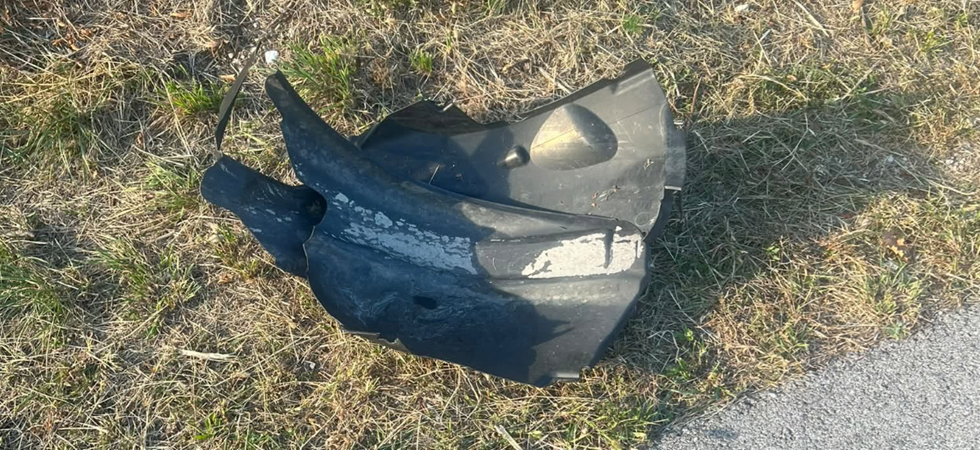 Raccoglie un pezzo di paraurti abbandonato in campagna e lo porta al Crm per buttarlo ma lì lo fermano