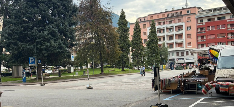 Trecento parcheggi in meno a causa dei cantieri e una piazza che resta vuota ma vietata alle auto