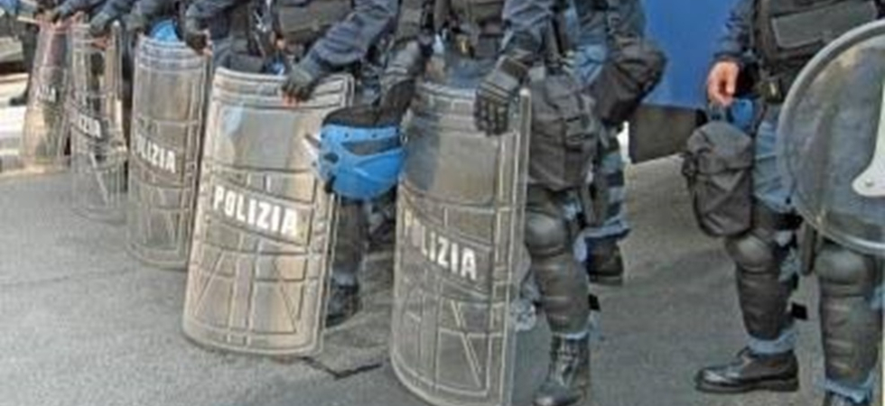 Scontri durante lo sciopero: petardi, idranti e lacrimogeni