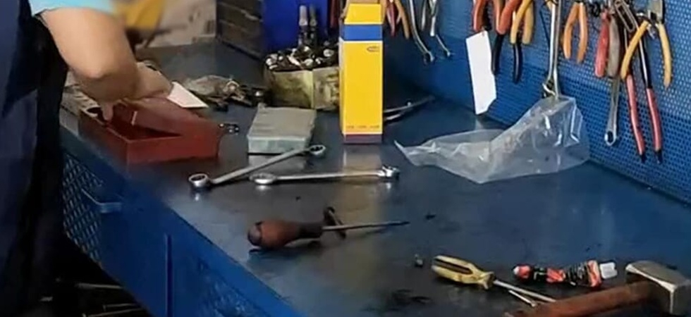 Officina abusiva in casa, riparava auto senza permessi: scattano i controlli, sequestrati locali e attrezzature