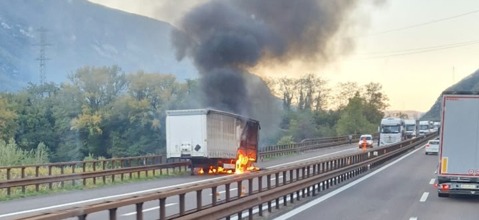 Traffico bloccato in A22, la colonna di fumo e le fiamme alte avvolgono un semirimorchio