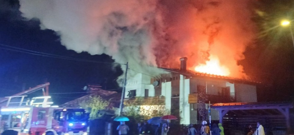 Notte di paura, il tetto di una casa avvolto dalle fiamme: vigili del fuoco al lavoro per ore