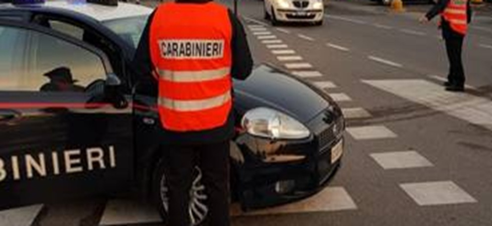 Ruba la Panda a un’86enne davanti alla casa di riposo: lei si aggrappa alla portiera per fermarlo