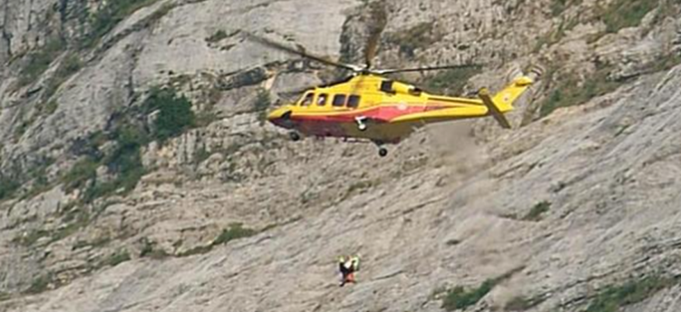 Pauroso incidente in parete: precipita per dieci metri, restando agganciato alle corde nel vuoto